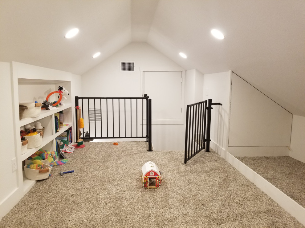 Example of a transitional home design design in Austin