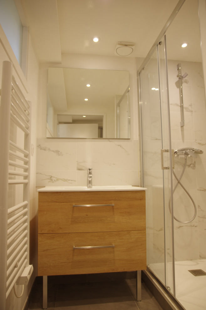 Immagine di una piccola stanza da bagno minimal con doccia alcova, piastrelle bianche, pareti bianche, pavimento in cemento, lavabo sottopiano, pavimento grigio, porta doccia scorrevole, top bianco e un lavabo
