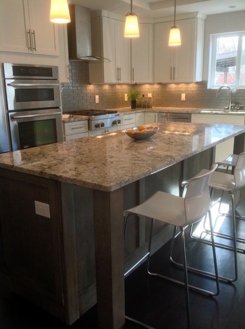 Transitional Kitchen nyklassisk-koekken