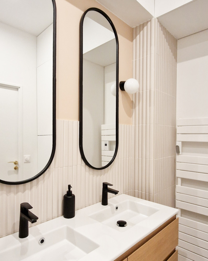 This is an example of a contemporary bathroom in Paris.