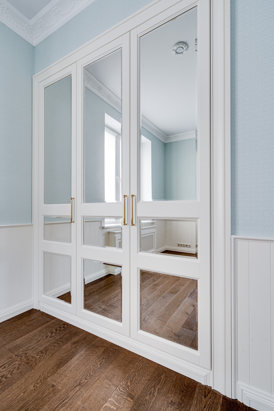 Белый шкаф из массива ольхи 01