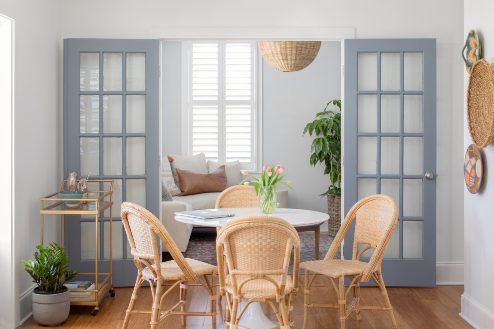 Example of a transitional home design design in Charleston