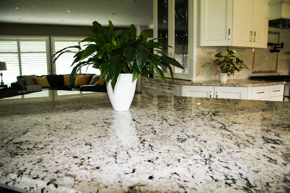 Example of a classic kitchen design in Toronto
