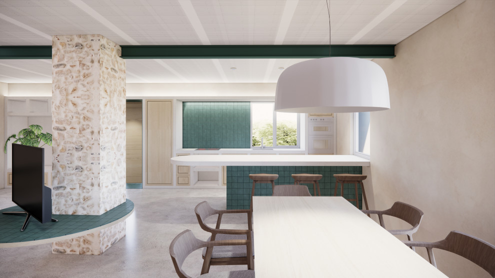 Modelo de comedor de cocina rural con paredes beige, suelo de cemento, todas las chimeneas y suelo gris