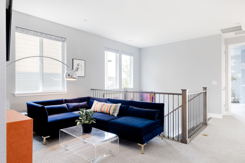 Esempio di un soggiorno contemporaneo aperto con moquette e pavimento beige