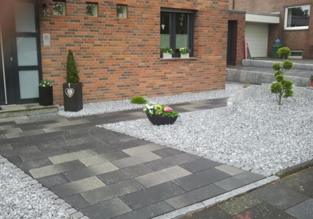 Neuanlegung eines Vorgartens mit Einfahrt