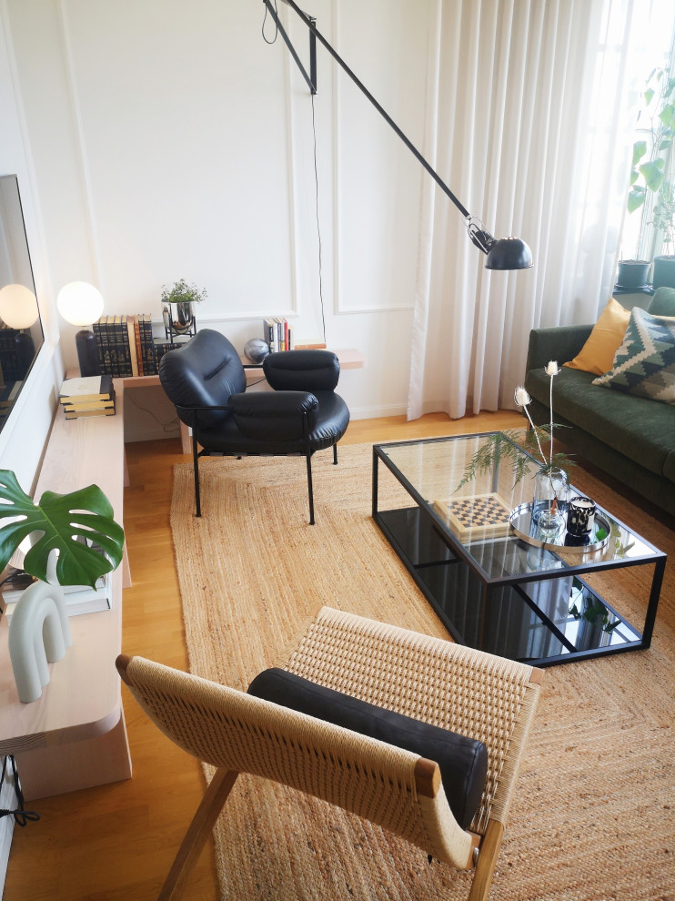 Mittelgroßes, Offenes Modernes Wohnzimmer mit Laminat und TV-Wand in Malmö