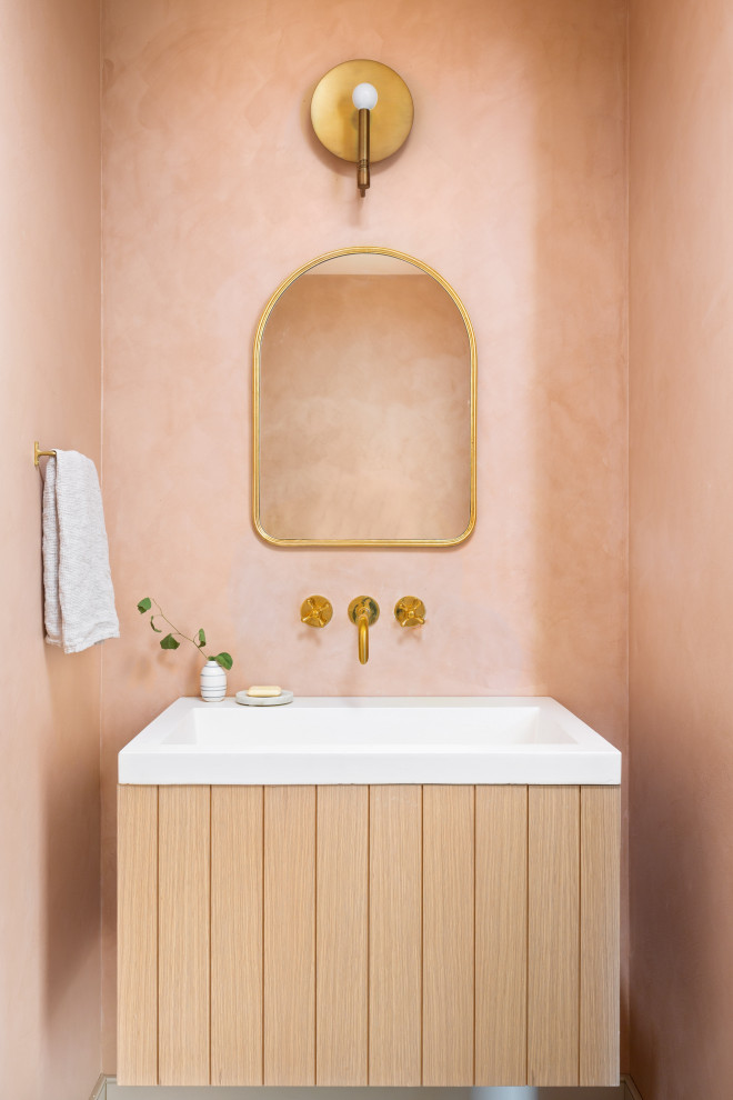 ロサンゼルスにあるトランジショナルスタイルのおしゃれなトイレ・洗面所の写真