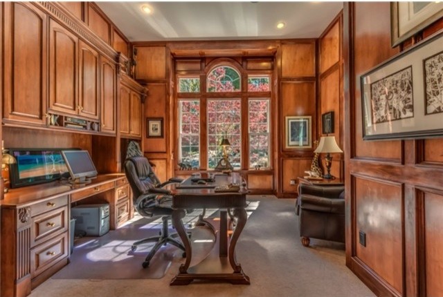 Photo of a traditional home office in Seattle.