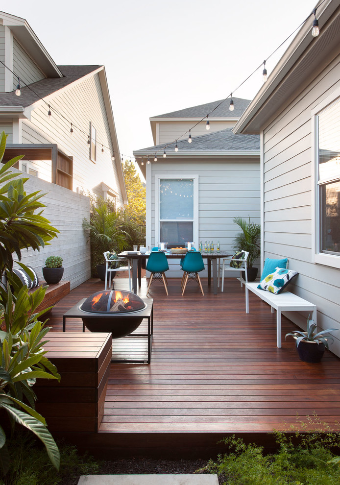 Inspiration for a small contemporary side yard deck in Austin.
