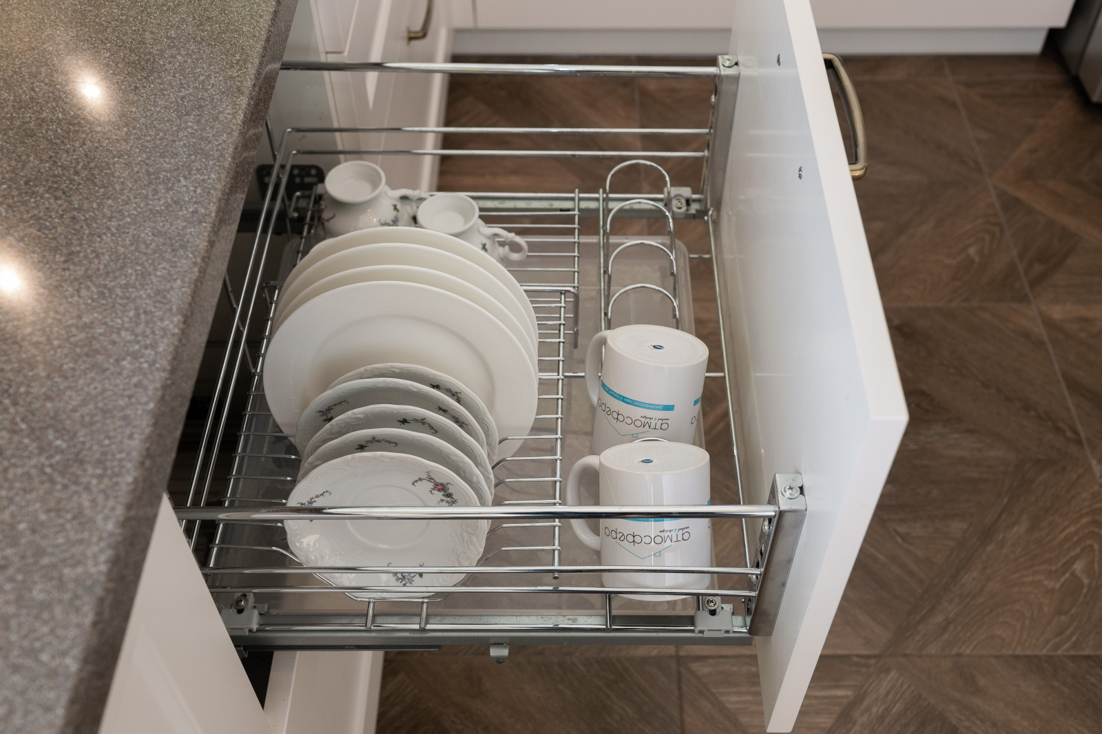 Кухня с островом и каменной столешницей