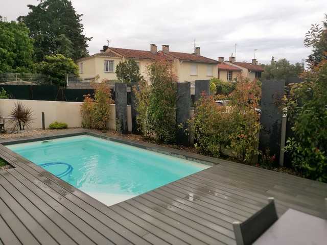 R&eacute;alisation de terasse autour d'une piscine contemporaneo-terraza-y-balcon
