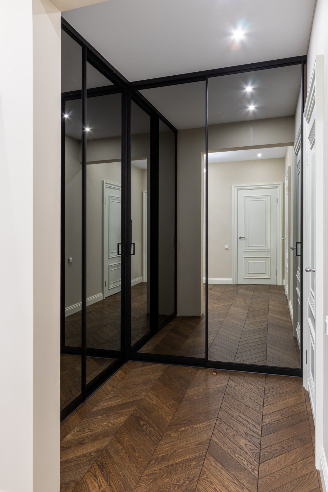 Угловая гардеробная с дверьми-купе raumplus