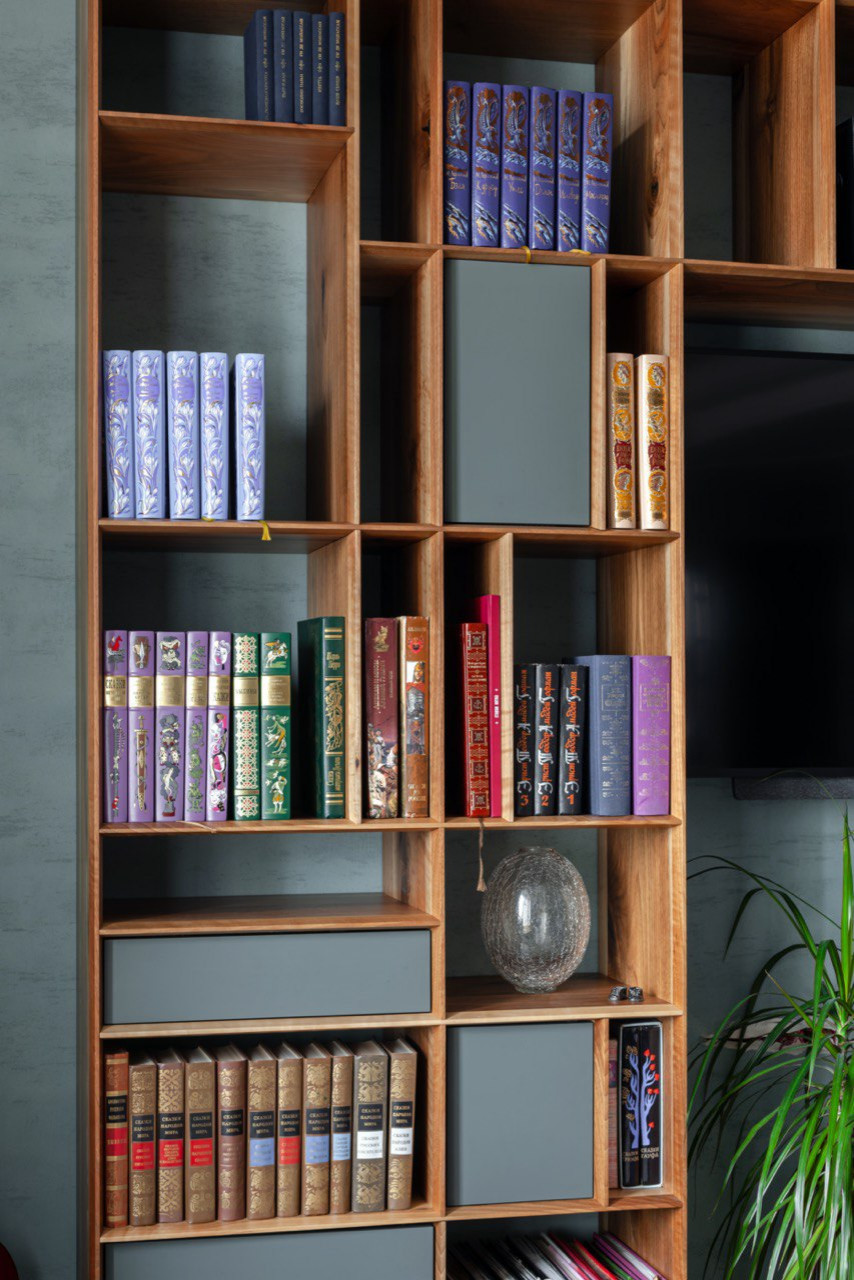 Реализация проект гостиной с эксклюзивным дизайном дверей г. Санкт-Петербург