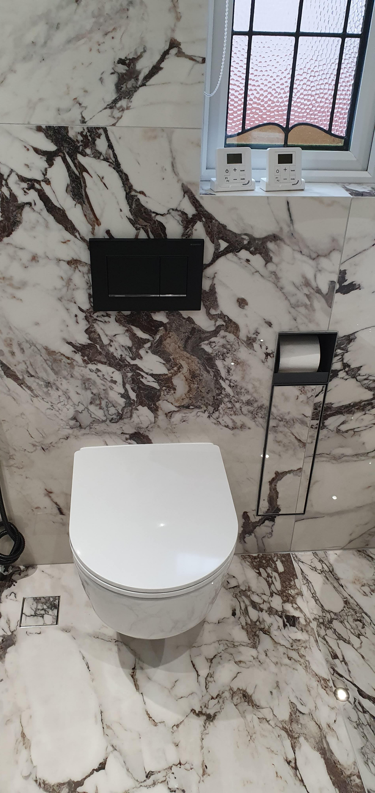 Bathroom with large format tiles