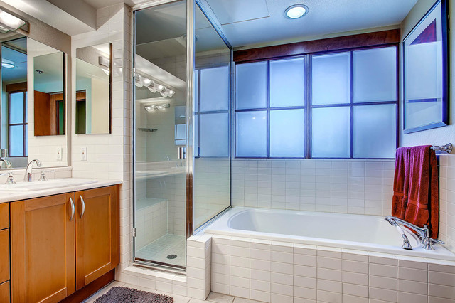 Master Bathroom: 1401 Wewatta Street #718 modern-badrum