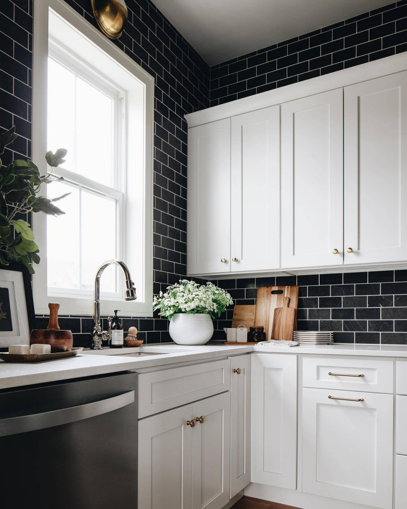 Transitional kitchen photo in Dallas