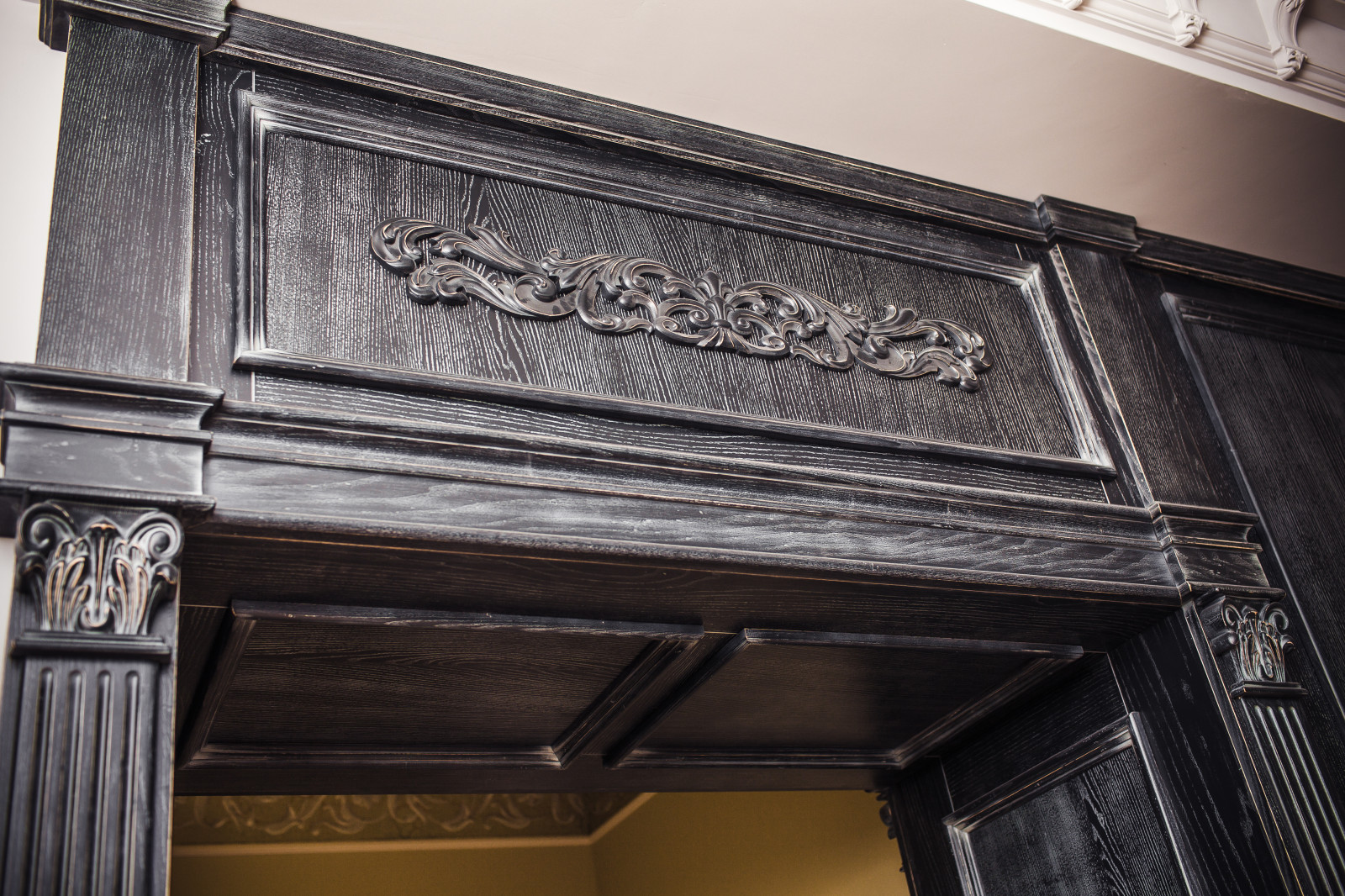 Двери и деревяные понели буазери для магазина