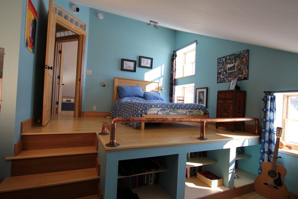 Cette photo montre une petite chambre d'amis éclectique avec un mur bleu, parquet clair et aucune cheminée.