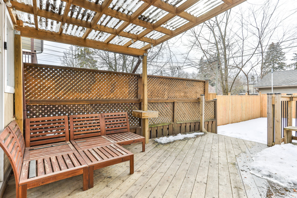 Example of a transitional home design design in Toronto