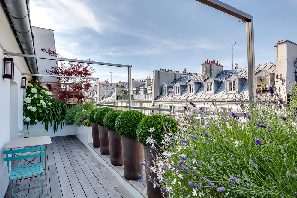 Inspiration for a mid-sized contemporary balcony in Paris with no cover.