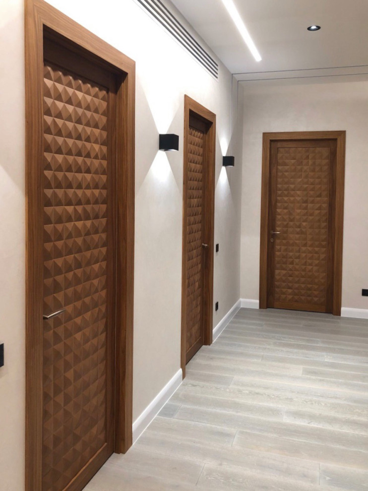 Двери из массива в апартаменты