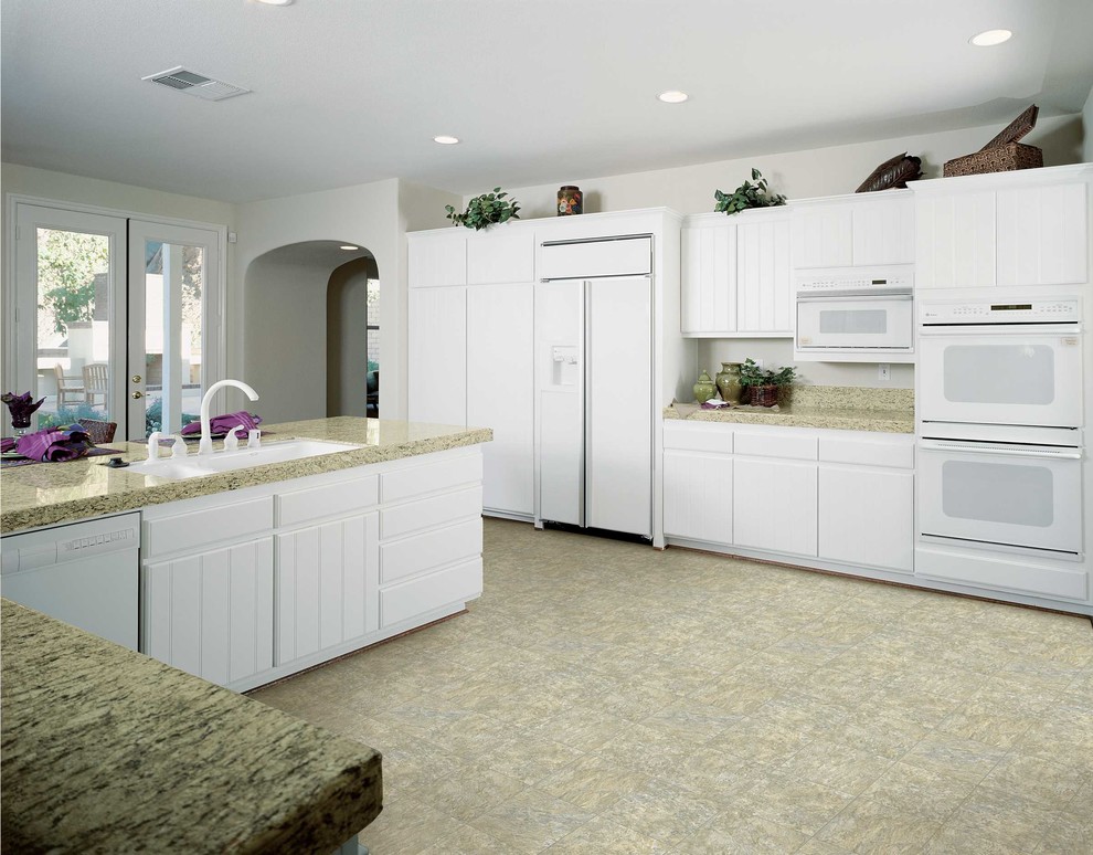 Example of a transitional kitchen design in Chicago