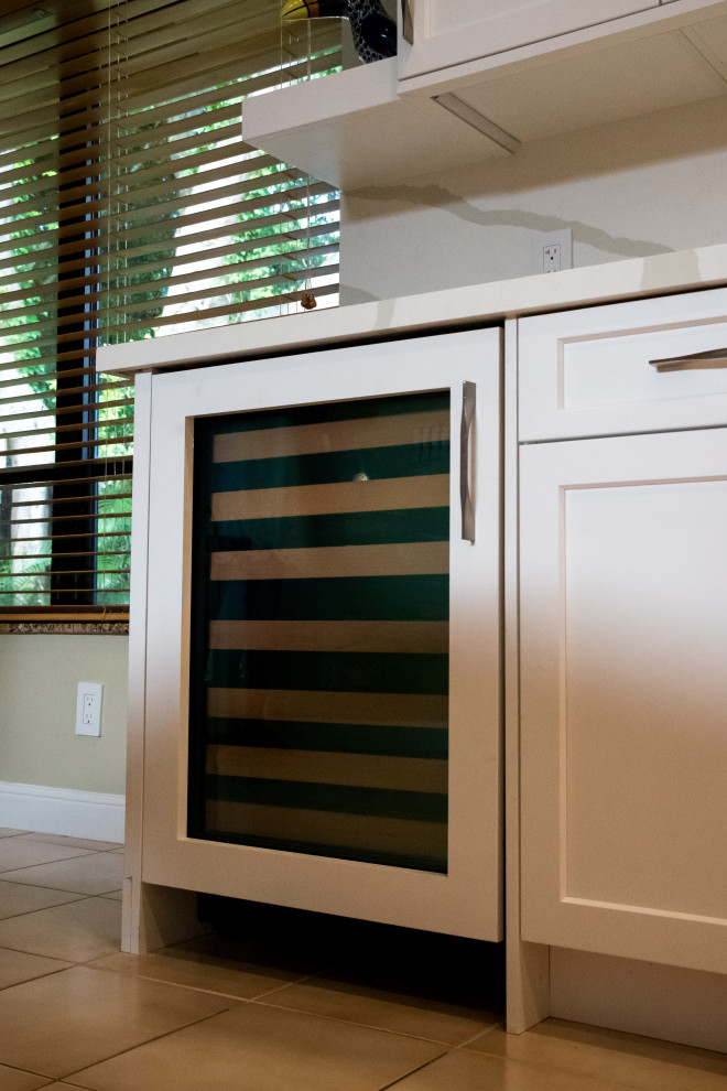 Transitional home design photo in Miami