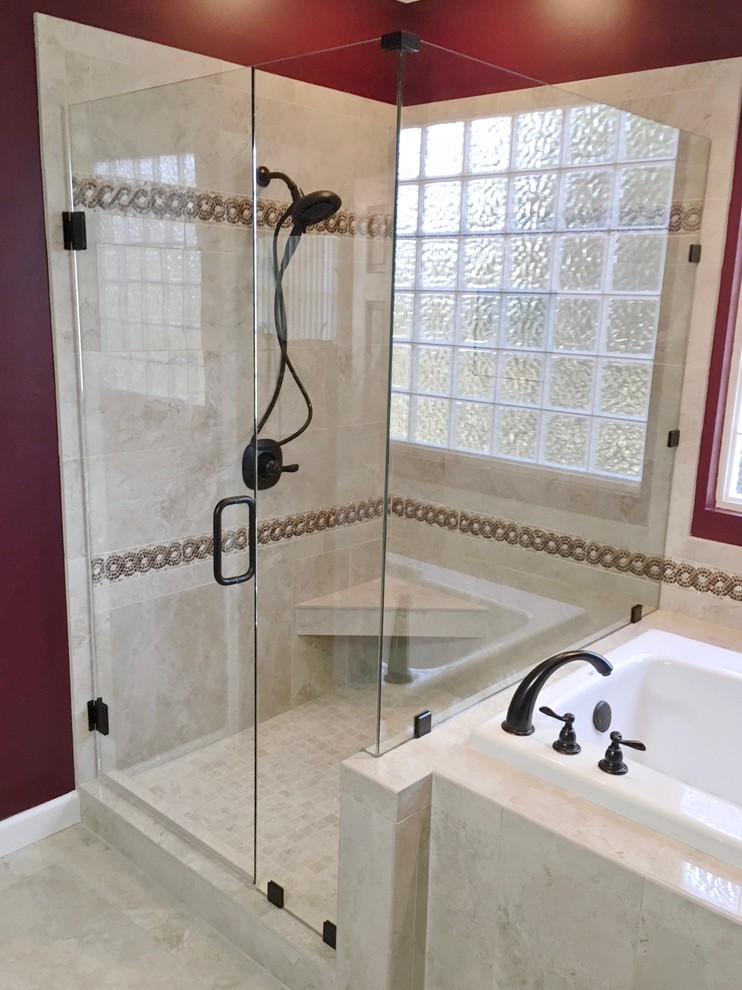 Klassisk inredning av ett mellanstort en-suite badrum, med ett platsbyggt badkar, en hörndusch, beige kakel, keramikplattor, röda väggar, klinkergolv i keramik, beiget golv och dusch med gångjärnsdörr