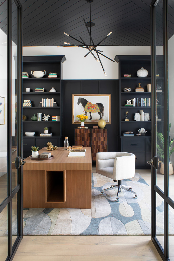Ejemplo de despacho actual de tamaño medio con paredes blancas, suelo de madera clara, escritorio independiente, suelo beige y machihembrado