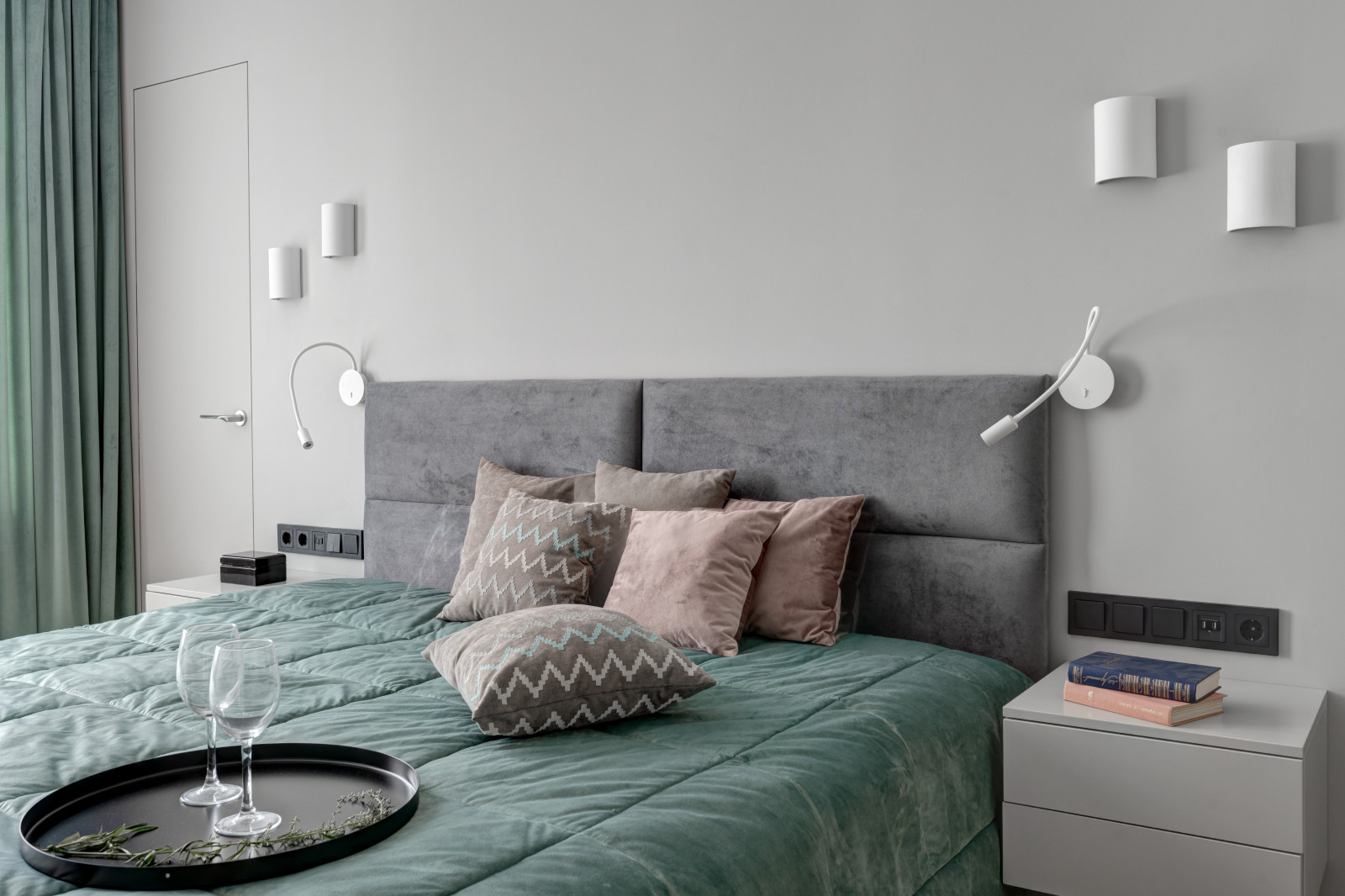 "Смокинг". Квартира на наб. Т. Шевченко