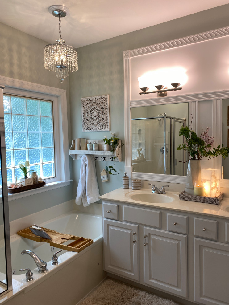 Идея дизайна: главная ванная комната среднего размера в стиле неоклассика (современная классика)