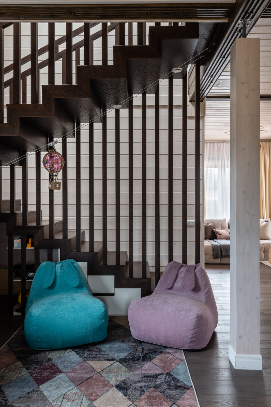 Вид на лестницу и игровую зону