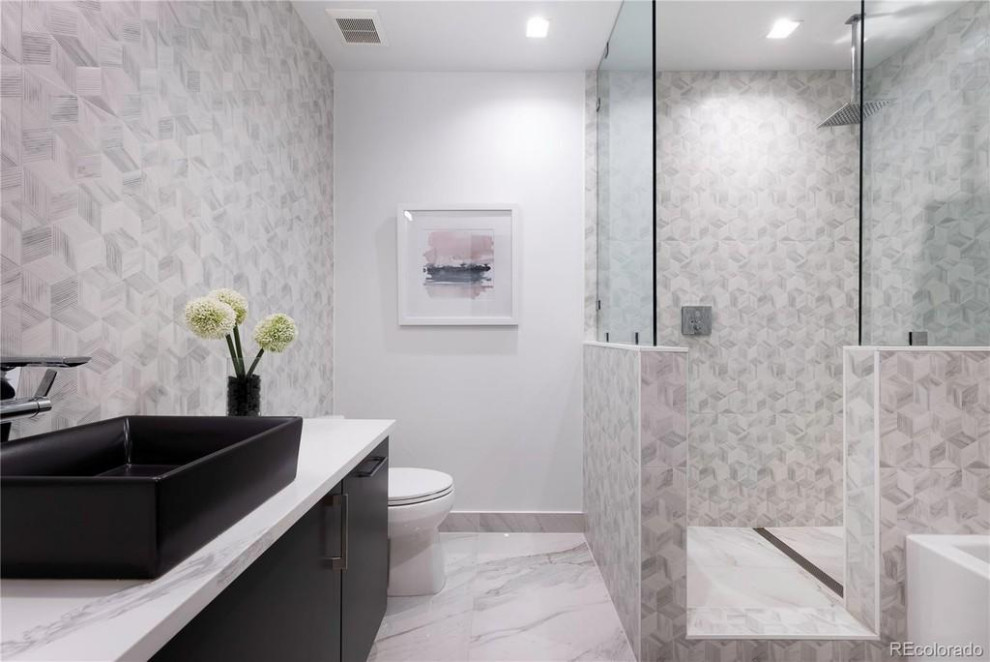 Идея дизайна: ванная комната среднего размера в современном стиле с плоскими фасадами, серыми фасадами, угловым душем, унитазом-моноблоком, белой плиткой, керамогранитной плиткой, белыми стенами, полом из керамической плитки, душевой кабиной, настольной раковиной, мраморной столешницей, белым полом, открытым душем, белой столешницей, тумбой под одну раковину и встроенной тумбой