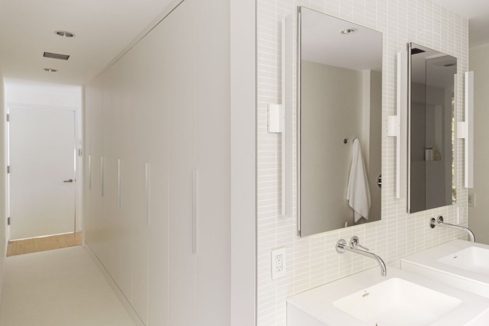 Modern inredning av ett vit vitt en-suite badrum, med ett fristående badkar, våtrum, vit kakel, keramikplattor, vita väggar, betonggolv, vitt golv och med dusch som är öppen