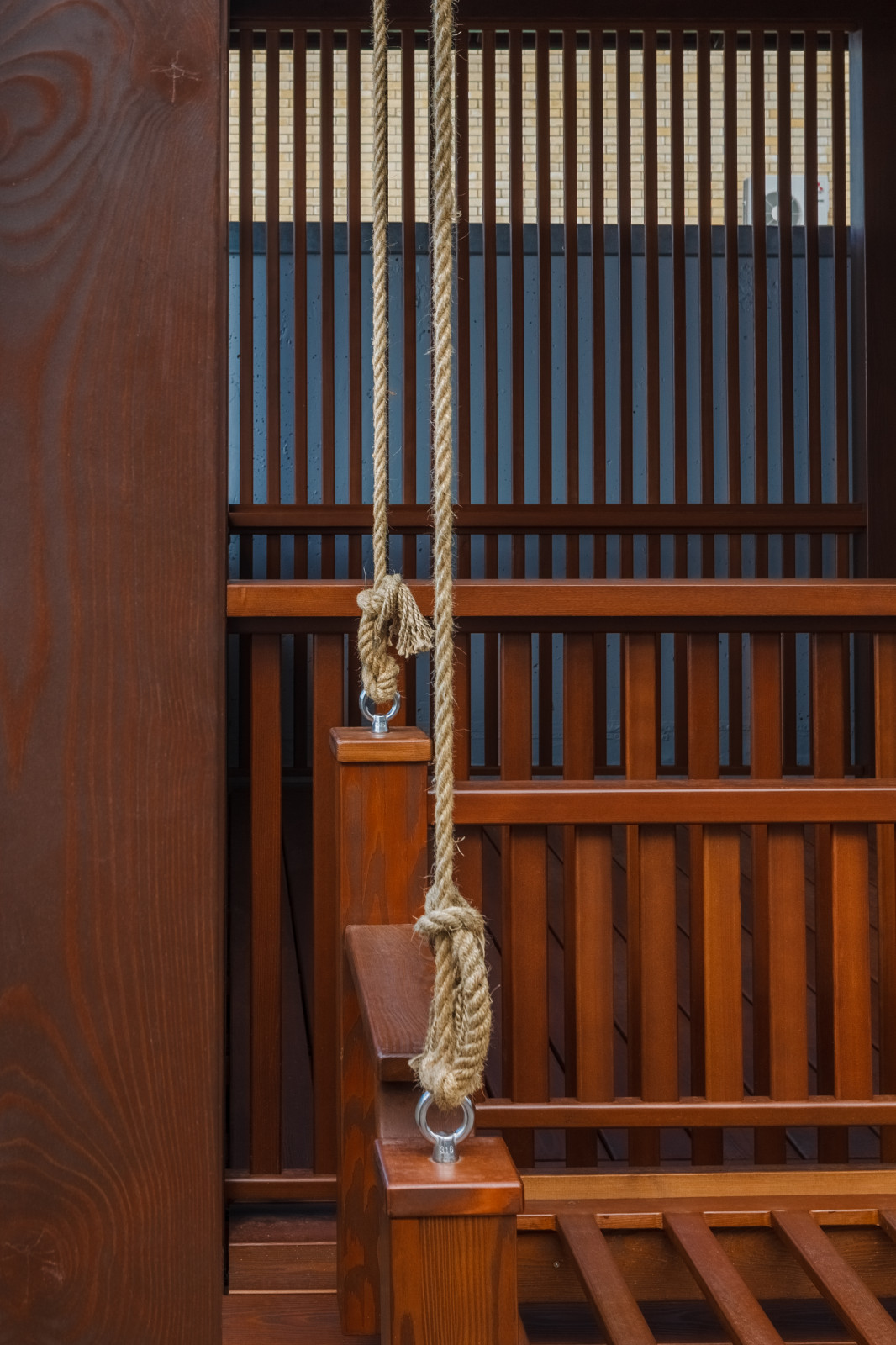 Качели на эксплуатируемой кровле из лиственницы