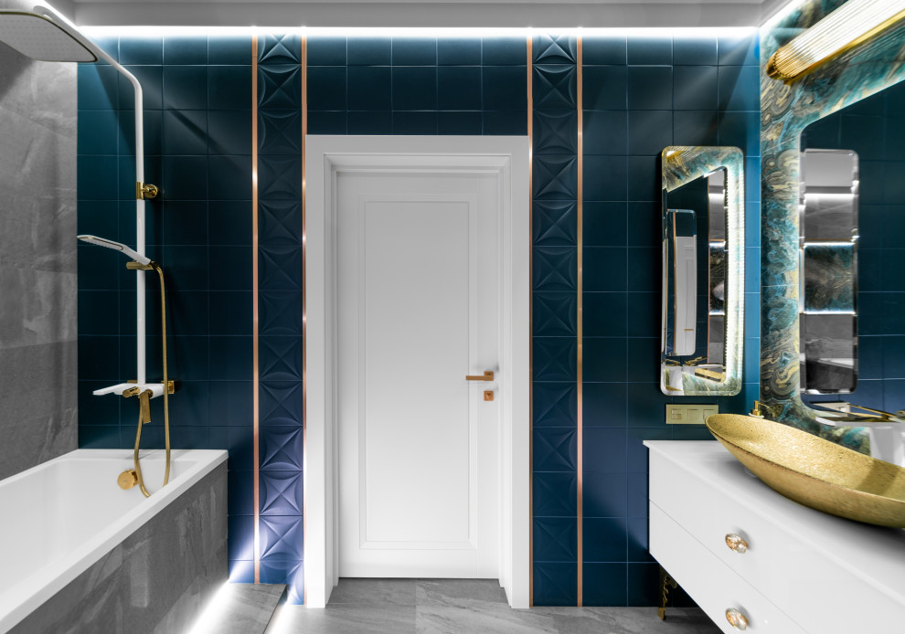 Cette image montre un grand WC et toilettes traditionnel avec un mur bleu.