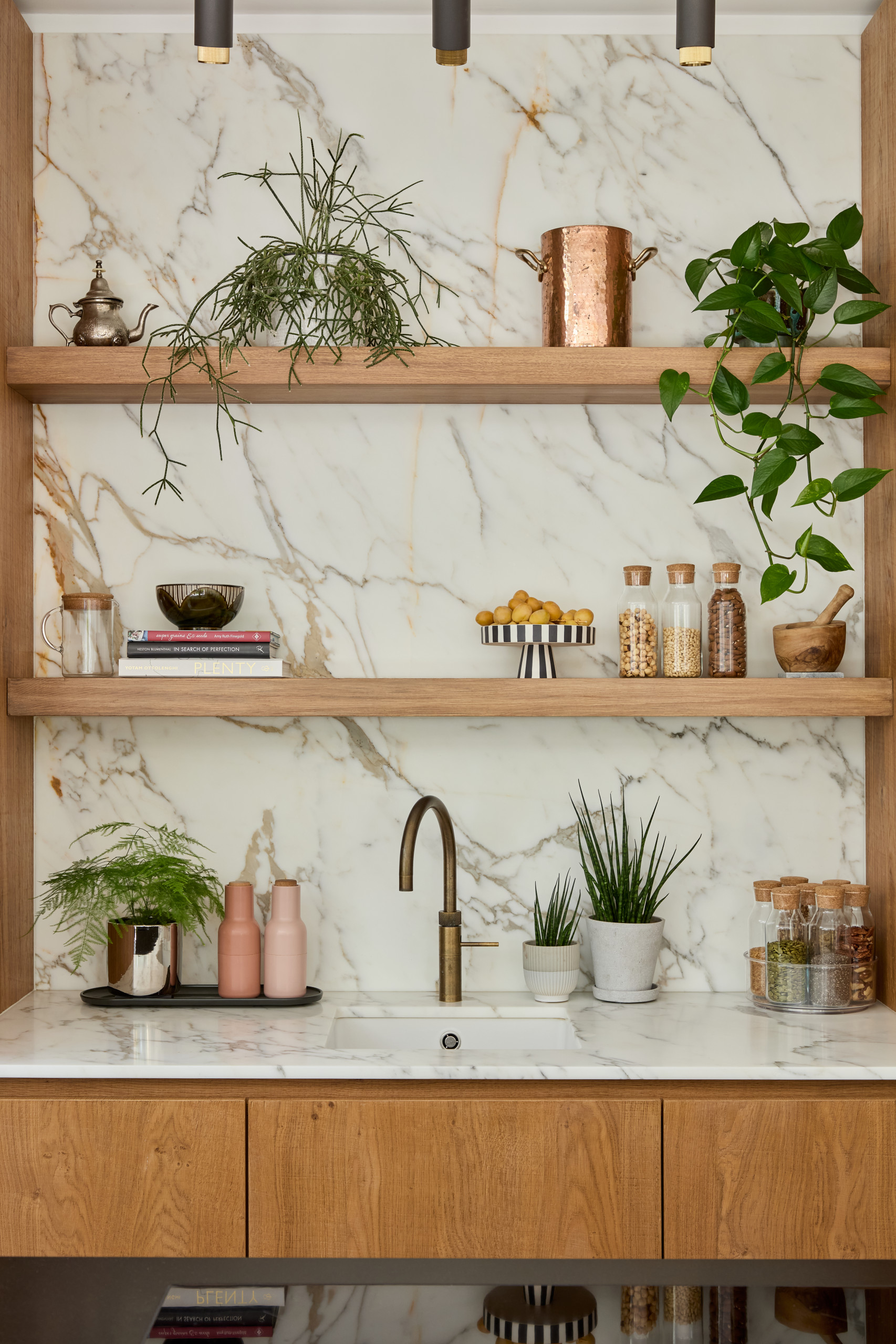 Calacatta borghini marble backsplash and worktop with rough sawn oak cabinet fronts. Boiling water tap in antique brass.