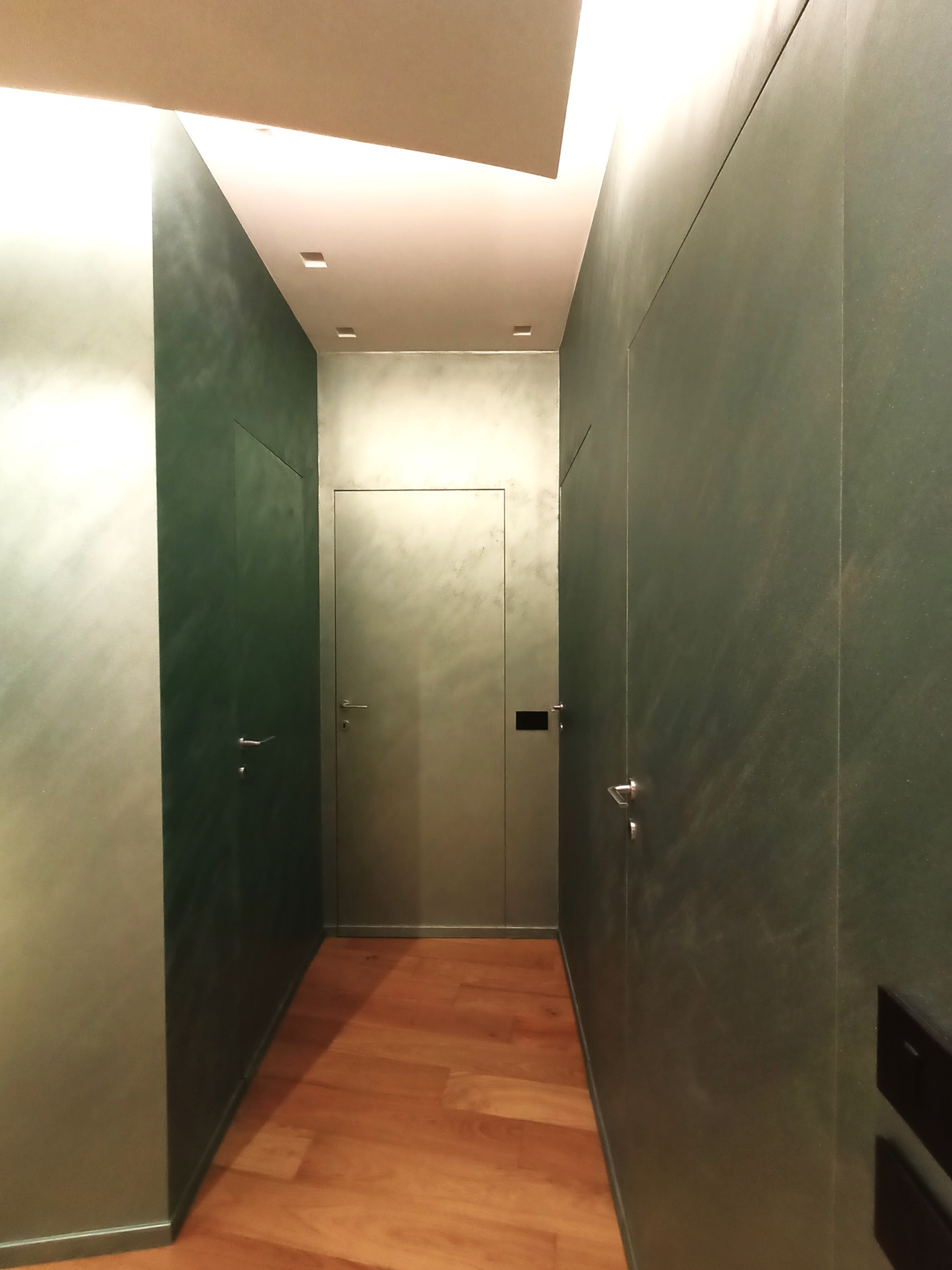 Grande appartamento con parete verde