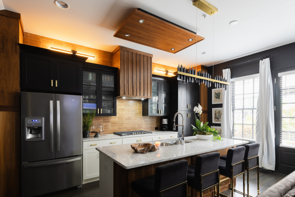 アトランタにある高級な中くらいなモダンスタイルのおしゃれなキッチン (アンダーカウンターシンク、シェーカースタイル扉のキャビネット、黒いキャビネット、クオーツストーンカウンター、青いキッチンパネル、セラミックタイルのキッチンパネル、シルバーの調理設備、濃色無垢フローリング、茶色い床、白いキッチンカウンター、板張り天井) の写真