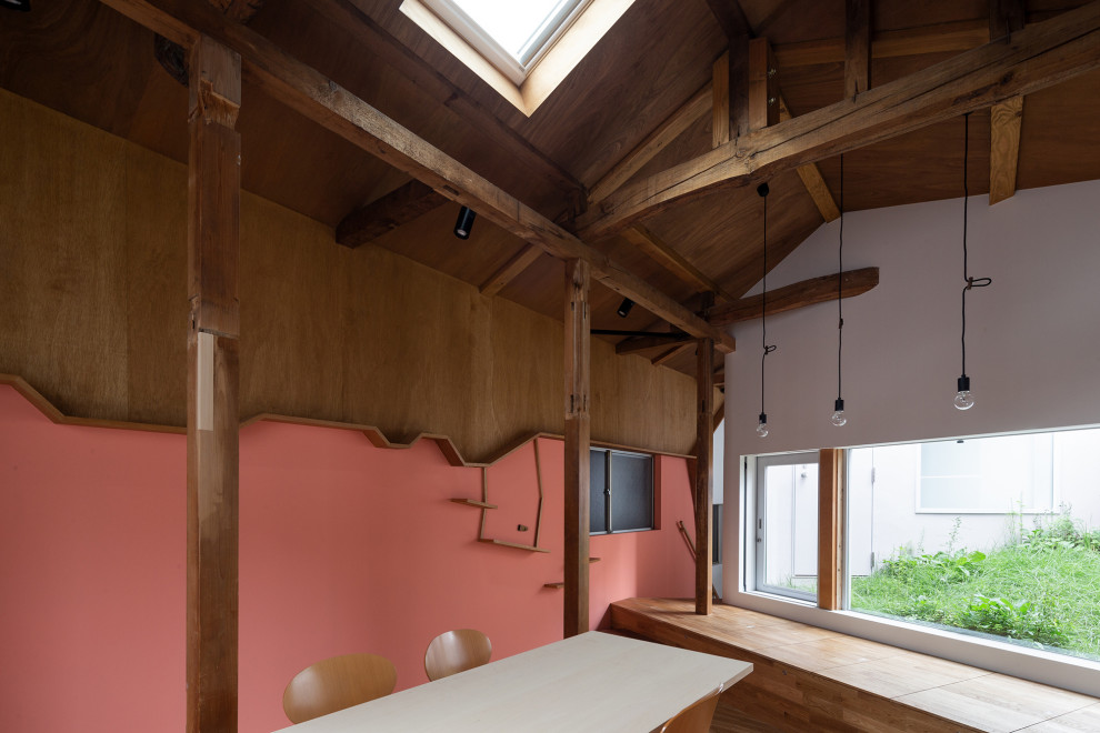 На фото: маленькая гостиная-столовая с белыми стенами, паркетным полом среднего тона, коричневым полом, деревянным потолком и стенами из вагонки для на участке и в саду