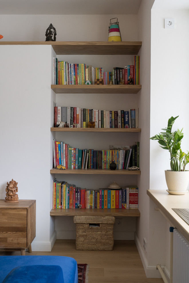 Голубая кухня, жалюзийный шкаф, полки и мебель в ванную с натуральным шпоном дуб