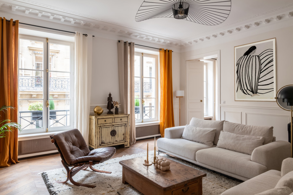 Foto di un grande soggiorno contemporaneo con pareti beige, pavimento in legno massello medio, pavimento marrone e boiserie