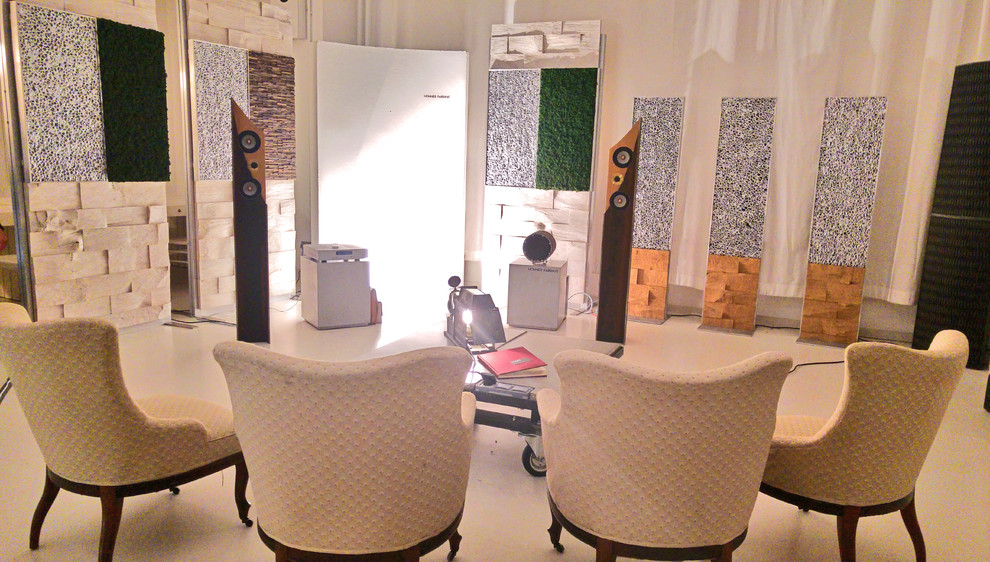 Offenes Industrial Heimkino mit weißer Wandfarbe und Leinwand in Berlin