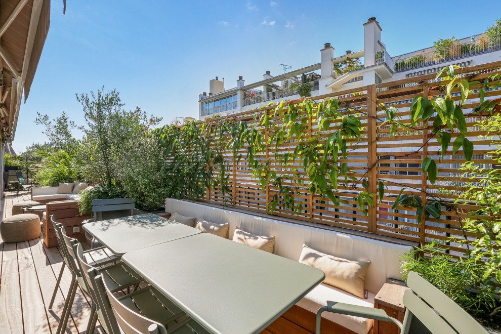 Ejemplo de terraza contemporánea pequeña en azotea con privacidad, toldo y barandilla de madera