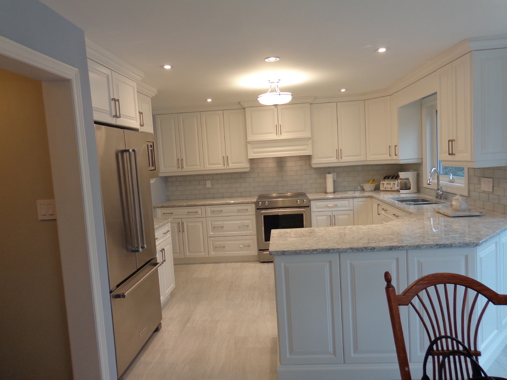 Kitchen - transitional kitchen idea in Toronto