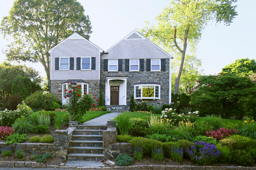 Inspiration for a traditional landscaping in New York.