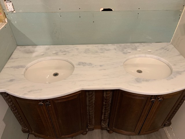 rounded custom countertop on furniture type vanity nyklassisk-badrum