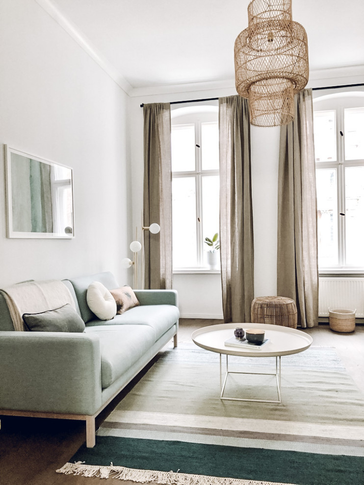 Foto de sala de estar abierta escandinava extra grande con suelo de madera en tonos medios, televisor independiente y suelo marrón