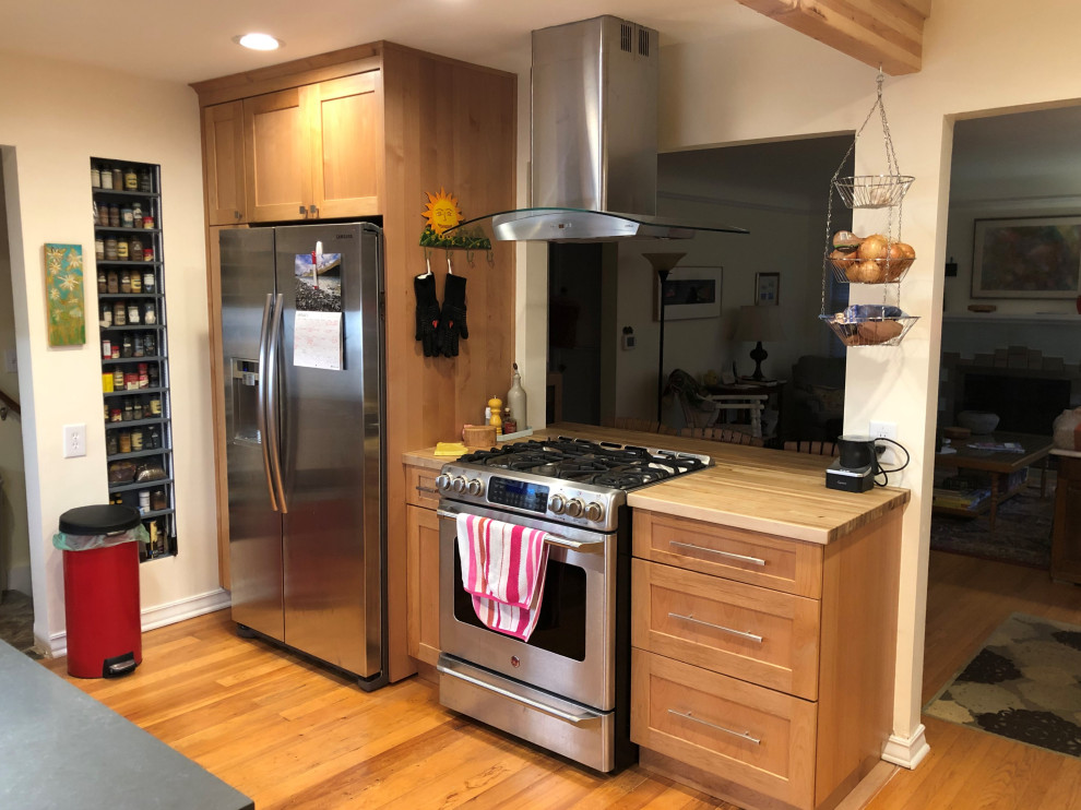 Example of a mid-sized transitional galley medium tone wood floor, brown floor and exposed beam eat-in kitchen design in Seattle with an undermount sink, shaker cabinets, medium tone wood cabinets, quartz countertops, white backsplash, subway tile backsplash, stainless steel appliances, a peninsula and gray countertops